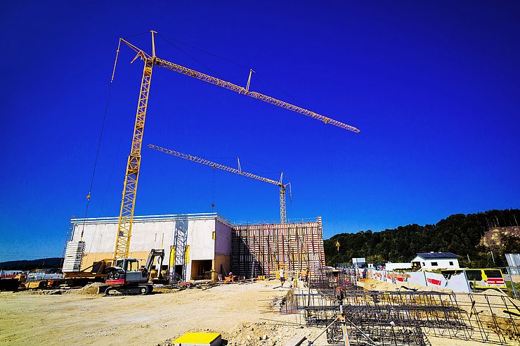 Ein Baukran auf einer Baustelle eines Industriebetriebes