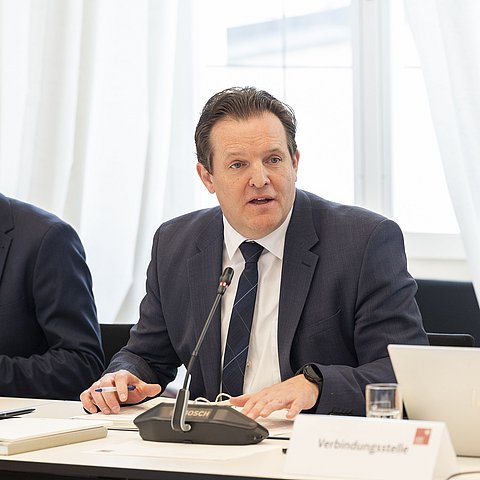 Zumtobel am Besprechungstisch