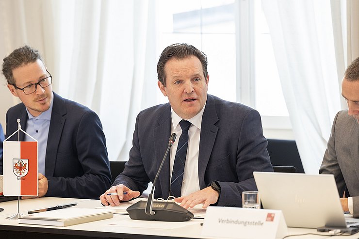 Zumtobel am Besprechungstisch