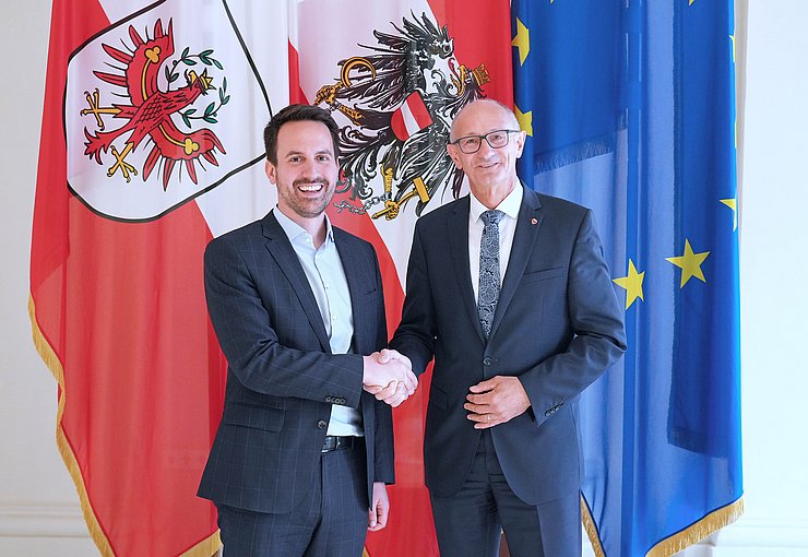 LH Anton Mattle (recht)s) begrüßte BM Christoph Wiederkehr in seinen Amtsräumlichkeiten im Innsbrucker Landhaus. 