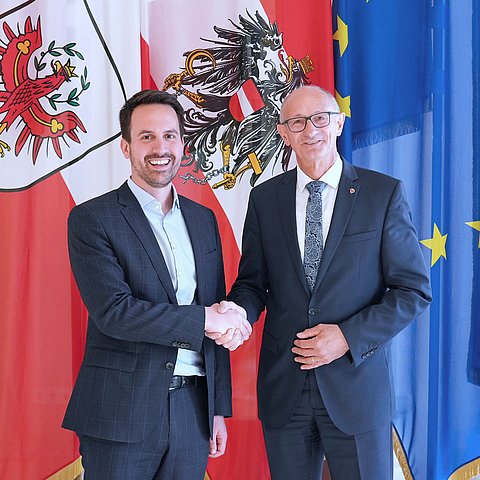 LH Anton Mattle (recht)s) begrüßte BM Christoph Wiederkehr in seinen Amtsräumlichkeiten im Innsbrucker Landhaus. 