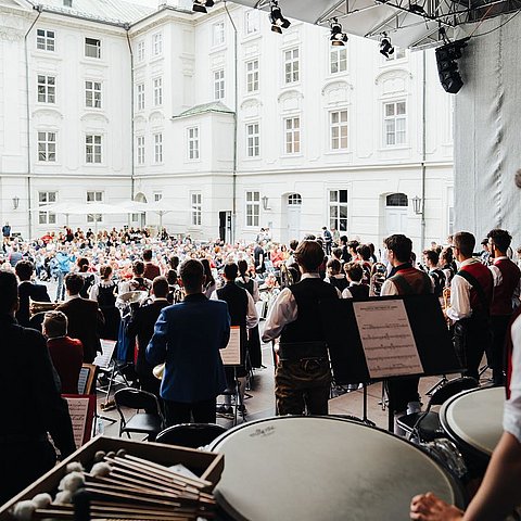 Mehrere Menschen geben ein Konzert.