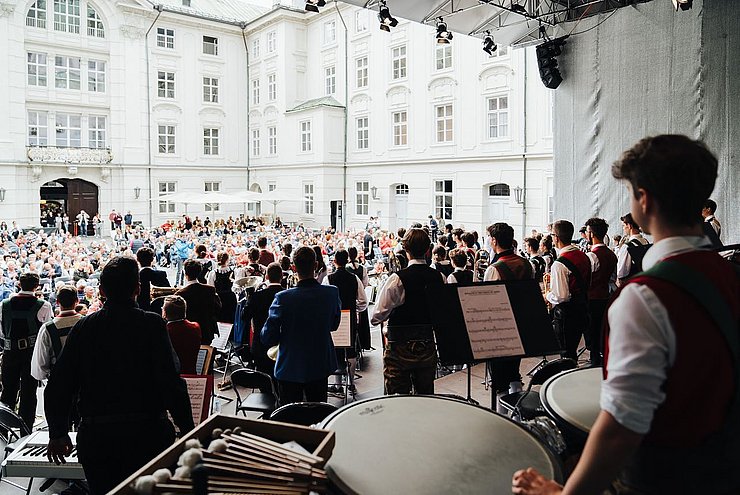 Mehrere Menschen geben ein Konzert.