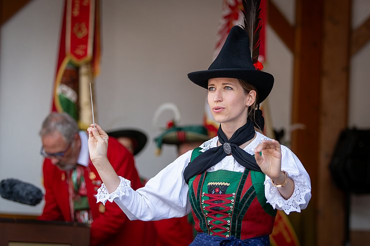 Lusser beim Dirigieren, in Tracht