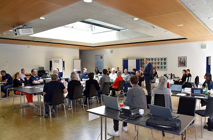 © Land Tirol/Brandhuber Der Sitzungssaal der Bezirkshauptmannschaft mit den Mitgliedern der Bezirkseinsatzleitung.