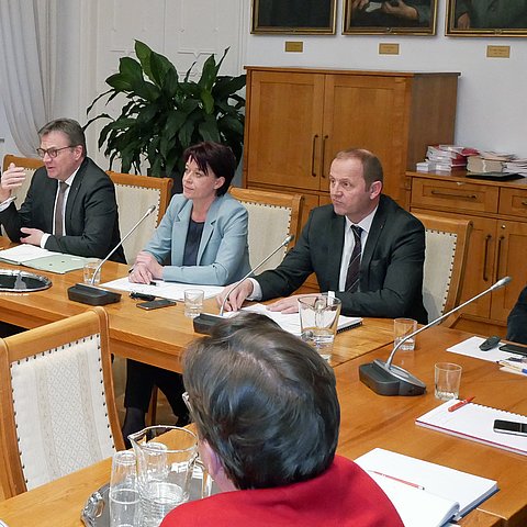 (v.li.) Konrad Bergmeister, LH Günther Platter, LHStv Josef Geisler und Josef Margreiter nutzten die Gelegenheit, um LTPin Sonja Ledl-Rossmann (Mitte) und die Abgeordneten über die Lebensraum Tirol Holding zu informieren.