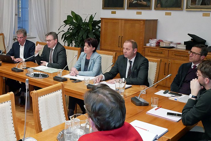 (v.li.) Konrad Bergmeister, LH Günther Platter, LHStv Josef Geisler und Josef Margreiter nutzten die Gelegenheit, um LTPin Sonja Ledl-Rossmann (Mitte) und die Abgeordneten über die Lebensraum Tirol Holding zu informieren.