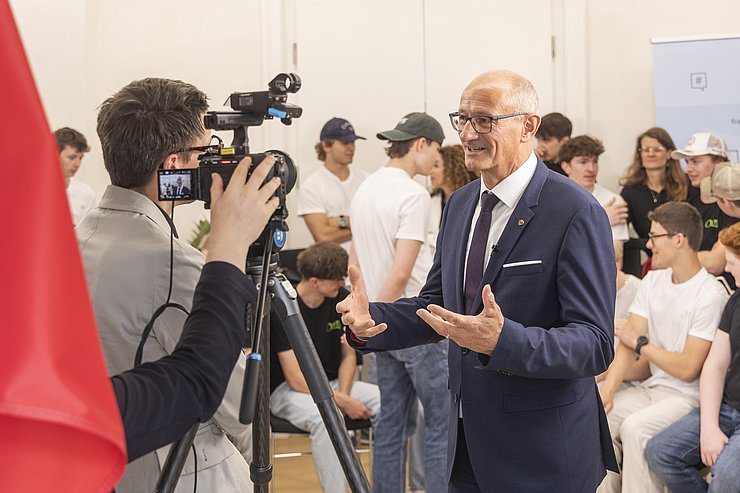 © Land Tirol/Die Fotografen Der Landeshauptmann Anton Mattle spricht in die Kamera.