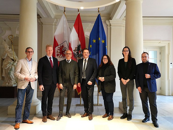 © Land Tirol/Knabl Gruppenfoto vor Fahnen