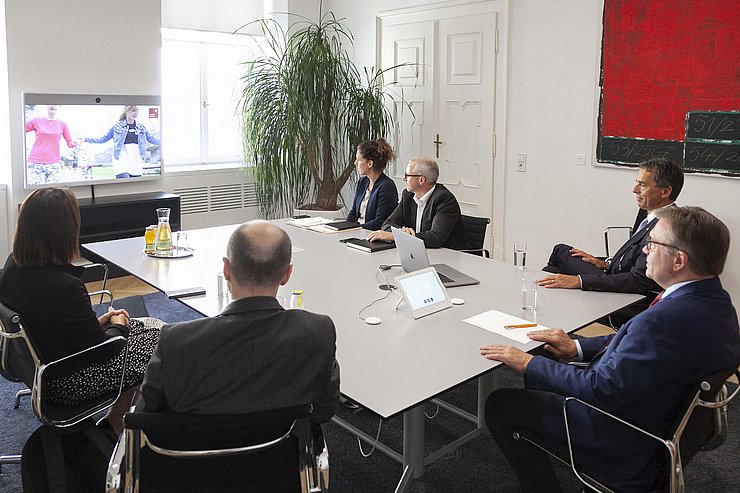 Besprechung am Sitzungstisch