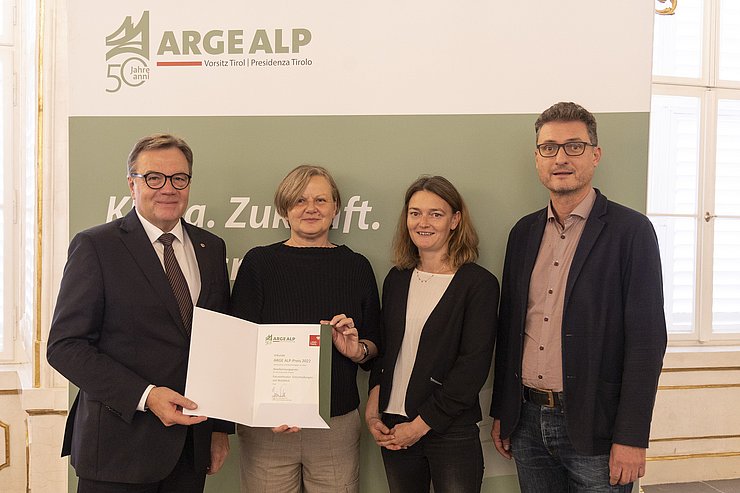 Gruppenfoto vor ARGE ALP-Rollup