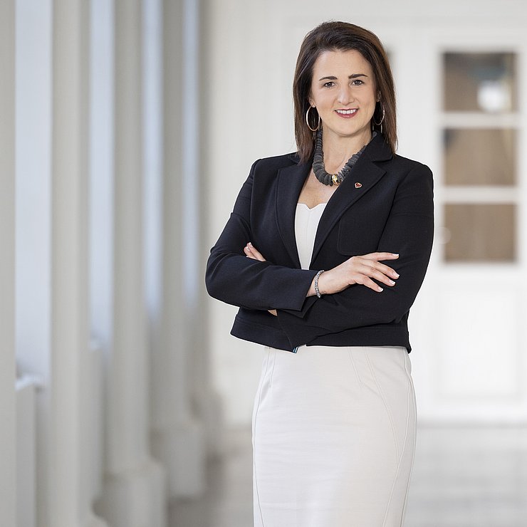 Arbeitslandesrätin Astrid Mair: „Erfreulich ist der Rückgang der Langzeitarbeitslosen unter das Vorkrisenniveau." 