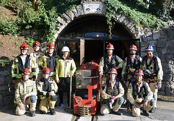 Gruppenfoto vor Stolleneinfahrt; alle haben Schutzjacken und Helme auf