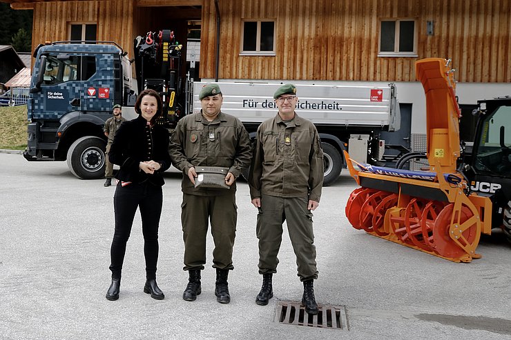 © Österreichisches Bundesheer/Martin Hörl Gruppenfoto vor Minibagger und LKW