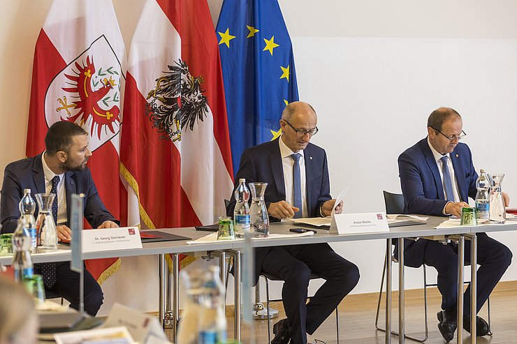 © Land Tirol/Sedlak LH Anton Mattle, LHStv Georg Dornauer und LHStv Josef Geisler bei der Klausursitzung.