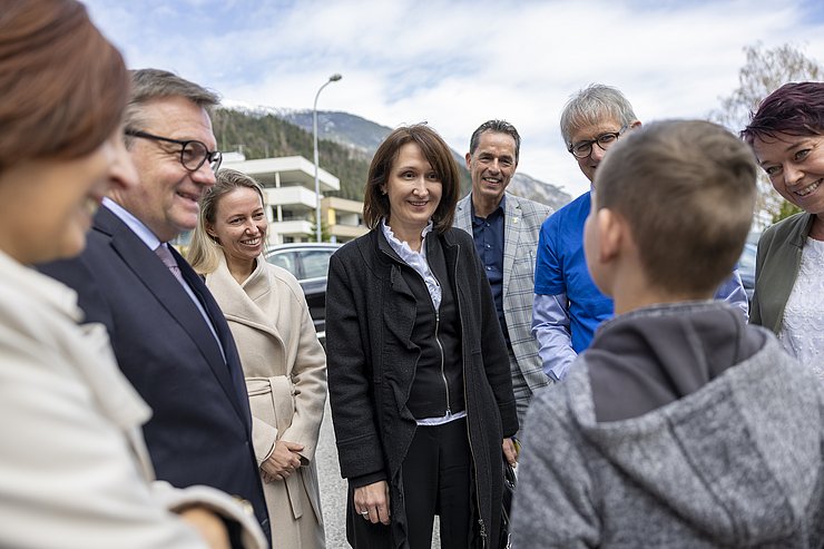 © Land Tirol/Sedlak Besuch im Stift Fiecht, von links: LRin Gabriele Fischer, LH Günther Platter, Nataliya Niederkofler (Übersetzerin), Vlasta Khymynets, Ehefrau des ukrainischen Botschafters in Österreich, Walter Peer, Honorarkonsul der Ukraine in Tirol, Lebenshilfe-GF Georg Willeit, Landtagspräsidentin Sonja Ledl-Rossmann.