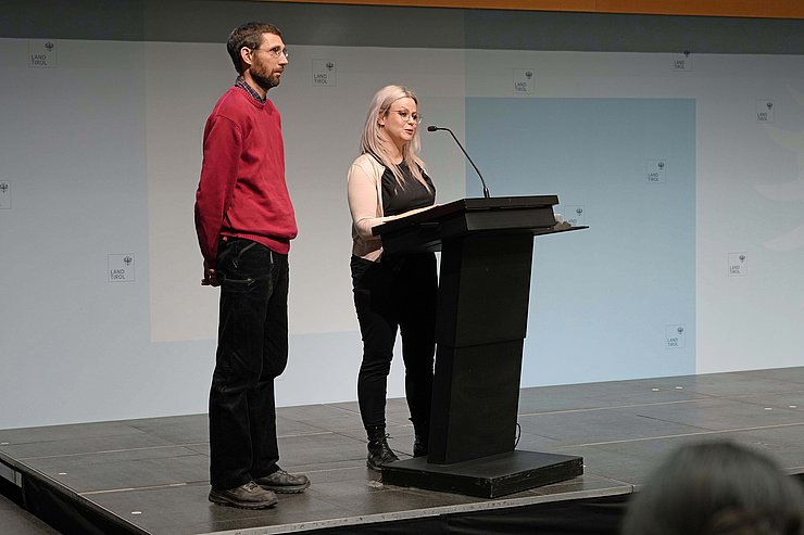 © Land Tirol/Dorfmann Personen am und neben Redepult