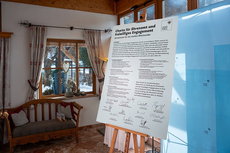 © Land Tirol/Jovanovic Die Charta formuliert Grundsätze, Zielsetzungen und Verantwortlichkeiten zur Förderung des Ehrenamtes und des freiwilligen Engagements und wird von der Tiroler Landesregierung sowie VertreterInnen von Gemeinden, Verbänden und weiteren zivilgesellschaftlichen Akteuren getragen. Die Ehrenamtscharta bildet den Rahmen für die Umsetzung des Jahres des Ehrenamtes und freiwilligen Engagements 2026.