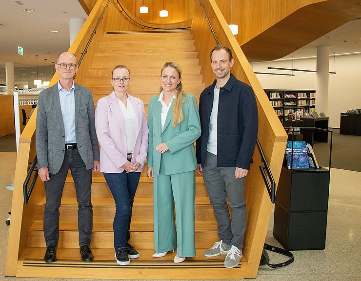 © IKM/F. Bär Foto der Direktorin mit PrüfungsleiterInnen des LRH Tirol