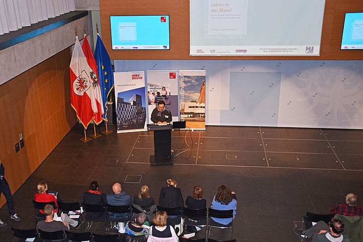 © Land Tirol/Dorfmann Saal mit TeilnehmerInnen und Leinwand von oben