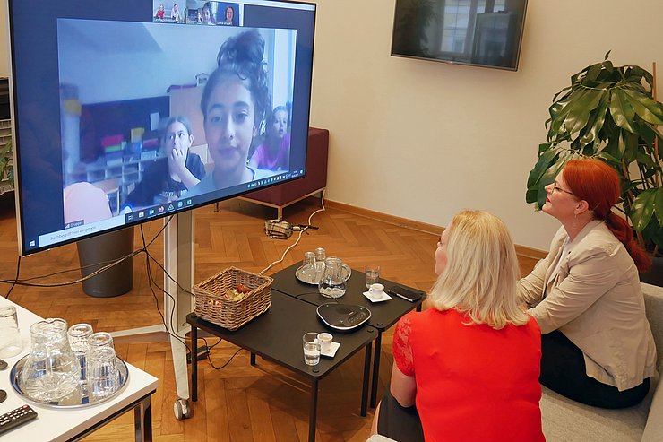 © Landtagsdirektion Tirol/Oswald Kinder- und Jugendanwältin Elisabeth Harasser und LA Cornelia Hagele (re.) im Workshop "Du und deine Rechte"