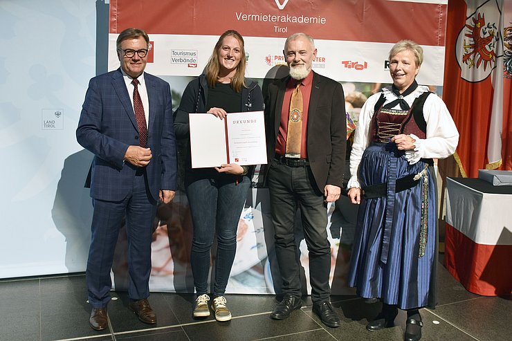 © Land Tirol/Baumegger Gruppenfoto stehend mit Urkunde in der Hand