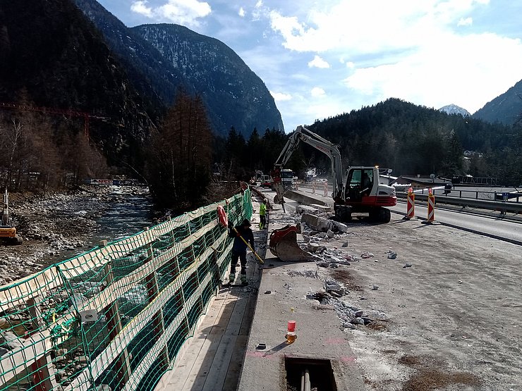 Die Generalinstandsetzung der Habichener Brücke auf der B 186 wurde heuer gestartet. Bis Juli wird der Verkehr im Baustellenbereich einspurig geführt.