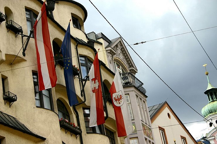 © Tiroler Landesarchiv Foto mit aufgehängten Fahnen