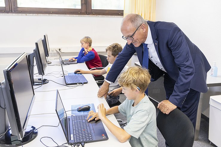 © Land Tirol/Die Fotografen LH Mattle bekommt noch etwas auf dem Computer gezeigt.
