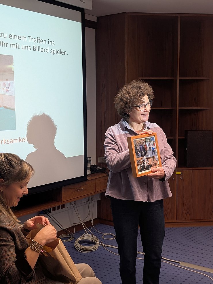 Petra Flieger zeigt Abschiedsgeschenk