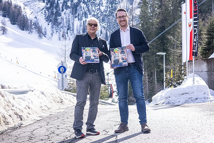 © Land Tirol/Spatzek Personen stehen nebeneinander, halten je ein Buch