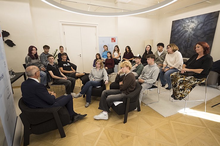 Mehrere Menschen führen ein Gespräch.