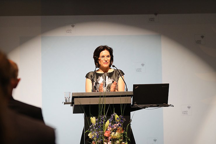 © Landesvolksanwaltschaft Tirol/Peter Schaller LVAin Maria Luise Berger hieß die Festgäste im Großen Saal des Landhauses willkommen.