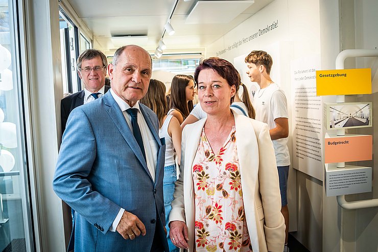 © Landtagsdirektion Tirol/Christanell Besichtigung der Wanderausstellung durch die beiden PräsidentInnen