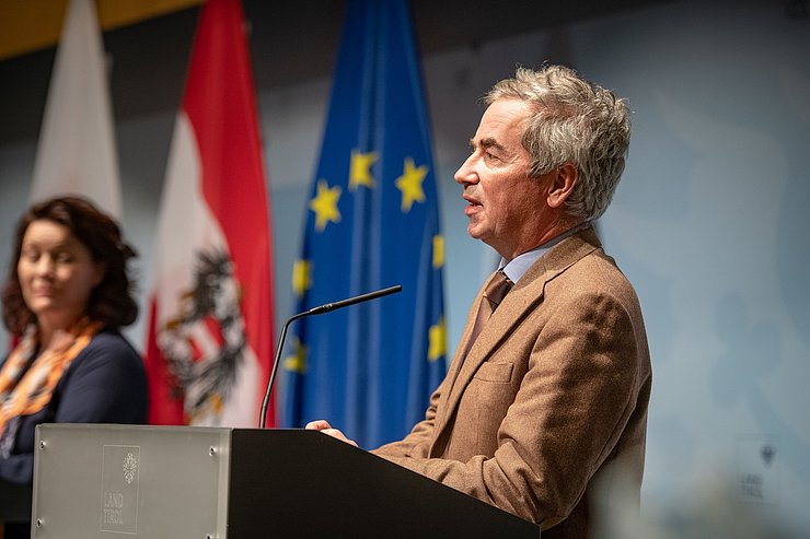 Günter Weiss gab einen Überblick: In der stationären Versorgung sei es derzeit eine stabile Situation, die Zahlen würden derzeit jedoch auch nicht sinken. 