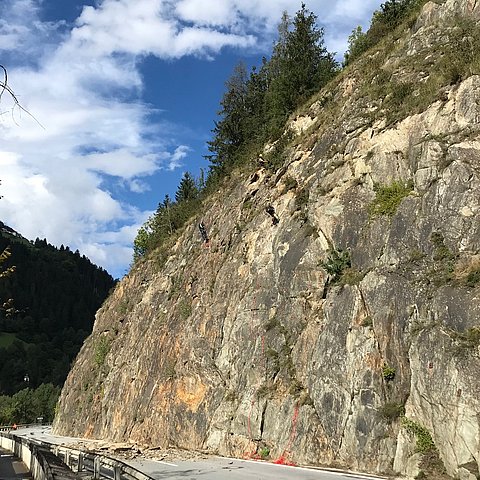 Die Felsabräumungs- und Sicherungsarbeiten nach dem Felssturz an der Landecker Straße sind voll im Laufen.