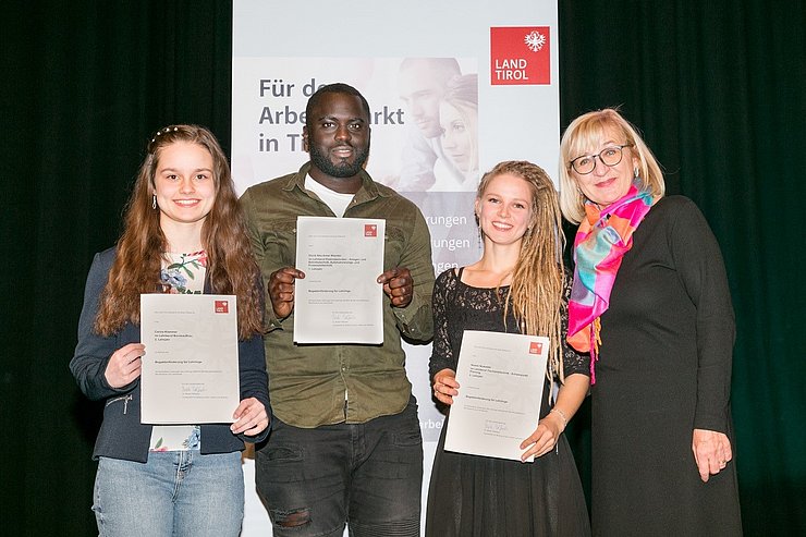 Die bestausgezeichneten Lehrlinge v. li. Carina Klammer (zugleich auch "Lehrling des Monats Februar 2021"), David Atta Antwi Wachter und Noemi Nowatzki mit Arbeits- und Bildungslandesrätin Beate Palfrader bei der Begabtenförderungsfeier in Schwaz. 