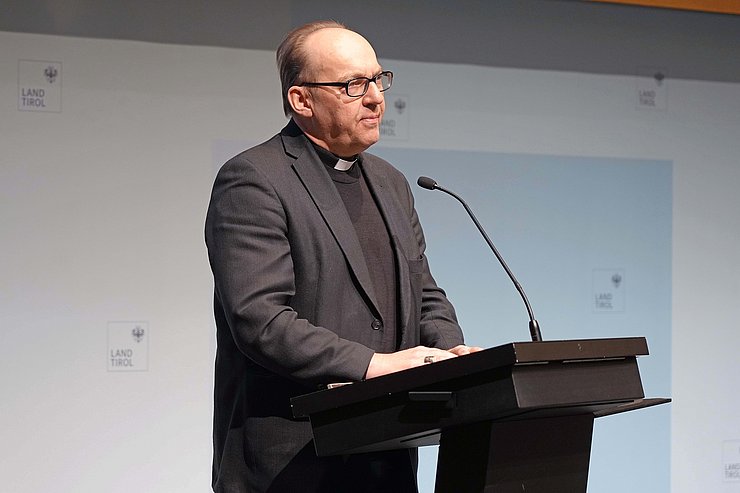 © Land Tirol/Dorfmann Bischof am Redepult