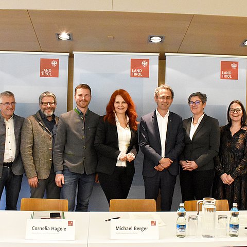 Gruppenfoto Pressekonferenz Strukturplan Pflege