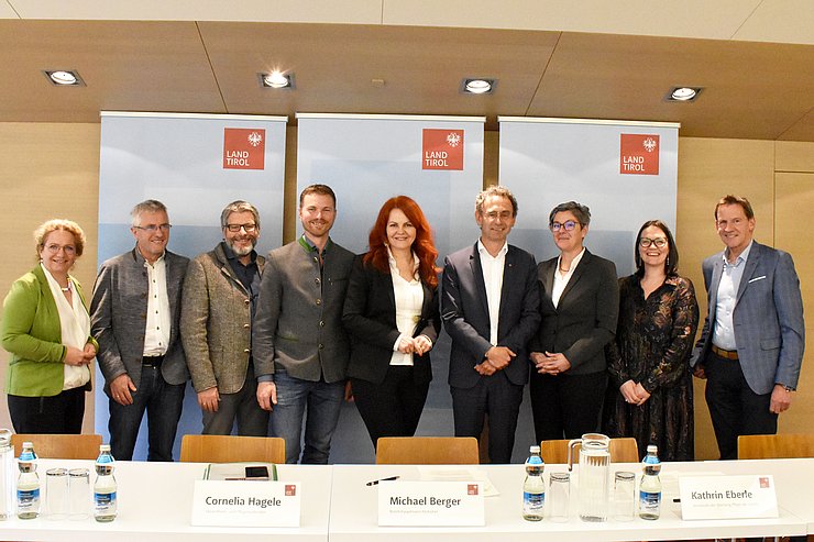 Gruppenfoto Pressekonferenz Strukturplan Pflege