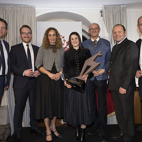 Tiroler Landesregierung mit der Kitzbüheler Gams: (v.li.) LR René Zumtobel, LHStv Philip Wohlgemuth, LRin Eva Pawlata, LRin Astrid Mair, LH Anton Mattle, LHStv Josef Geisler und LR Mario Gerber. 