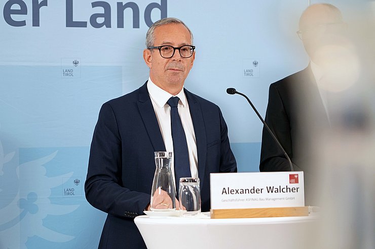 © Land Tirol/Hörmann Walcher bei PK sprechend