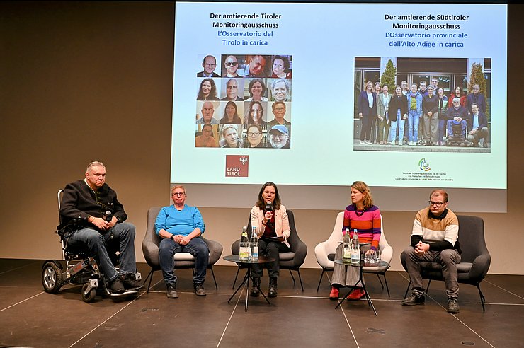 Personen nebeneinander am Podium