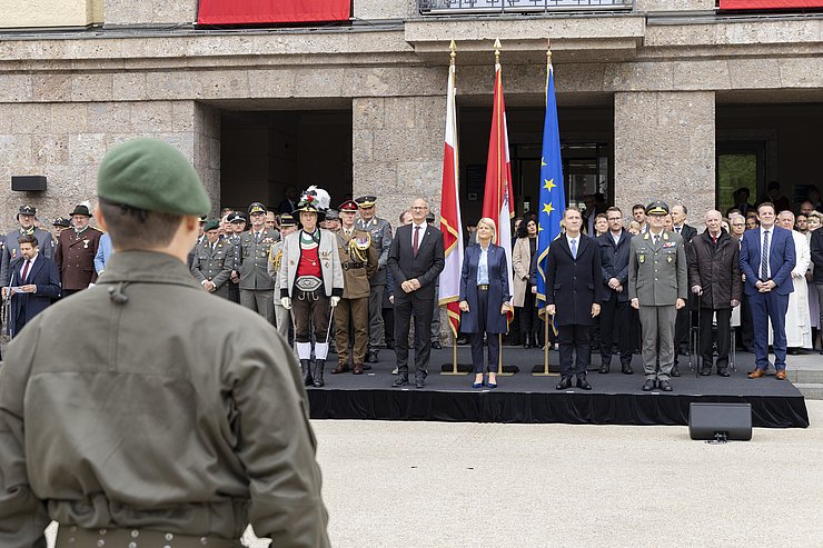 © Land Tirol/Die Fotografen Auf der Tribüne vor dem Landhaus fanden sich zahlreiche Ehrengäste ein, darunter auch Tirols Militärkommandant Ingo Gstrein (vorne rechts), der französische Botschafter Matthieu Peyraud (2. v. r.) und der britische Verteidigungsattaché Lieutenant Colonel Ewan Harris (in bräunlicher Uniform links neben LH Mattle).