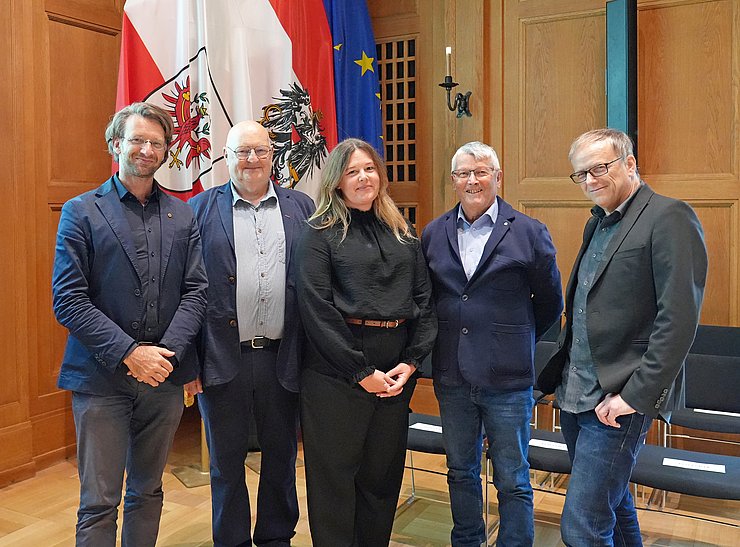 V. l.: Ausstellungskurator Dominik Markl, Peter Hellensteiner (ehemaliger Gruppeninspektor bei der Landespolizeidirektion Tirol) Christa Pertl vom Verein Wissenschaft und Verantwortlichkeit, Anton Walder (ehemaliger Leiter der Fahndung beim Landeskriminalamt Tirol) und Ausstellungskurator Niko Hofinger. 