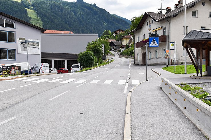 © Land Tirol/Jansenberger Straße mit Bushaltestelle