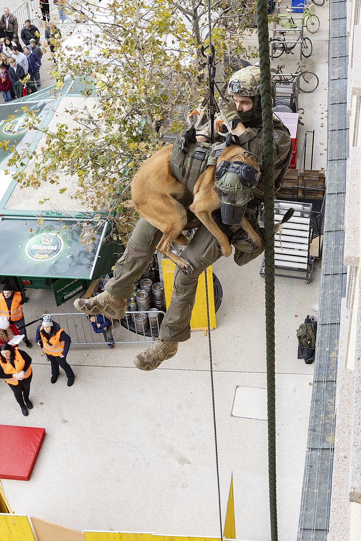 Eliteeinheit Cobra seilte sich vom Dach des Landhauses.