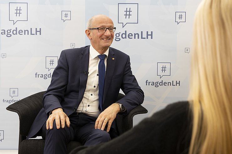 © Land Tirol/Die Fotografen Der Landeshauptmann in einem Sessel.