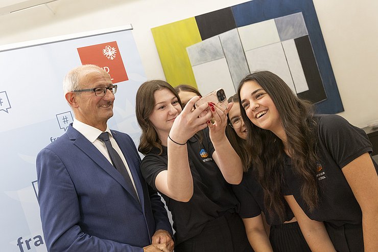 © Land Tirol/Die Fotografen LH Mattle macht mit vier Schülerinnen ein Selfie.