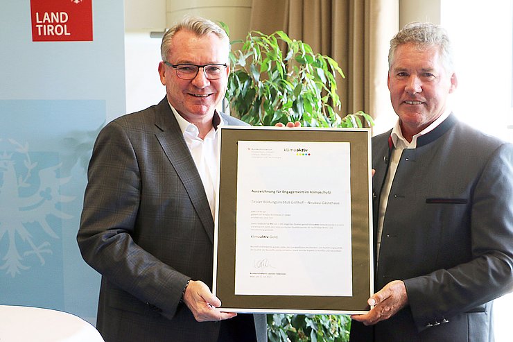 © Land Tirol/Krepper Überreichung einer Auszeichnung für nachhaltige Bauweise